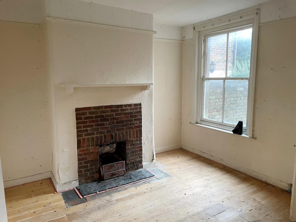 Lot: 55 - HOUSE IN NEED OF REFURBISHMENT -